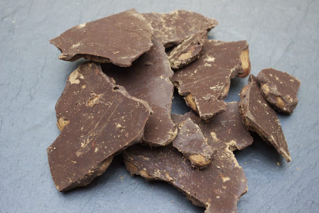 Anti-inflammatory cacao covered almonds